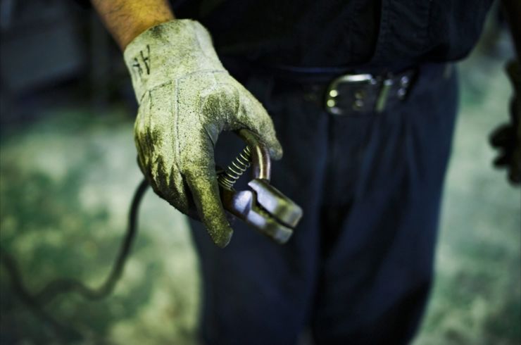 工具を持つ男性