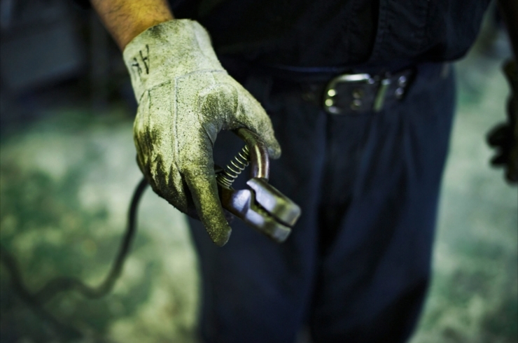 工具を持つ男性